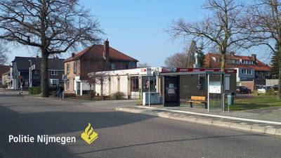 Meisje met poep besmeurd bij Nijmeegse bushalte