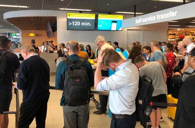 Gestrande reizigers balen: ‘totaal gebrek aan informatie hier op Schiphol’
