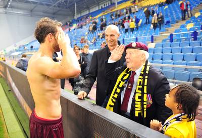 Kashia neemt afscheid van Arnhem met tattoo 'Lest we forget'