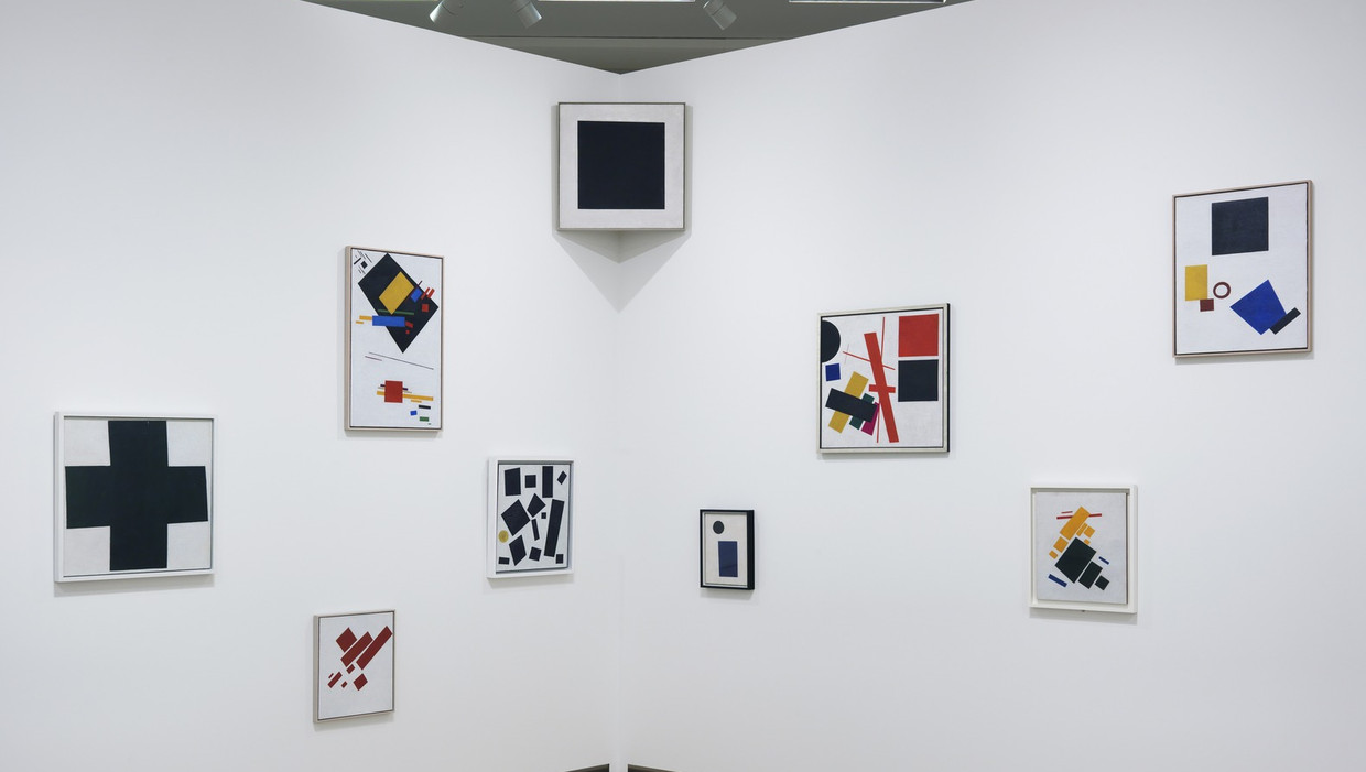 Картин 0. Малевич 1915 супрематизм выставка. Казимир Малевич 0,10. Казимир Малевич выставка 0.10. Чёрный квадрат Малевича выставка.