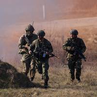 Bij NAVO gaan stemmen op voor ‘agressiever’ optreden tegen Russische hybride oorlog: ‘Afschrikking alleen volstaat niet’