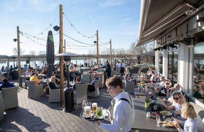 Voorjaarsweer lokt veel mensen naar terras