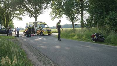 Motorrijder schuift tientallen meters over asfalt na val in Harfsen