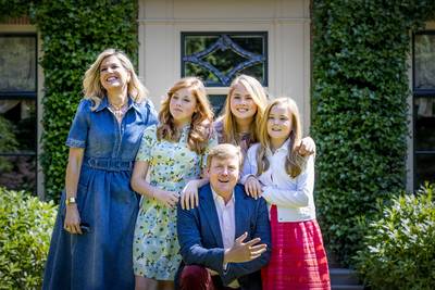 Koninklijke familie poseert in de zon bij Villa Eikenhorst