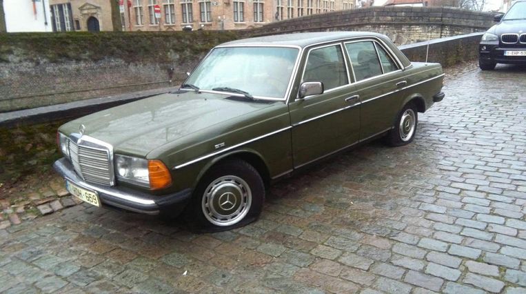 Autobanden oldtimer platgestoken | Brugge | Regio | HLN