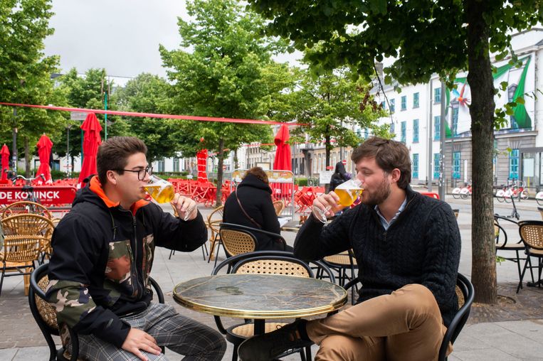 Een blij weerzien op het terras van het Antwerpse café Boer van Tienen.