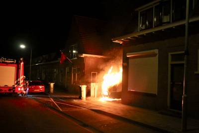 Bestelbus brandt volledig uit in Arnhemse wijk Geitenkamp