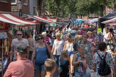 Braderie Lunteren trekt honderden koopjesjagers