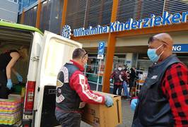 Hells Angels brengen chocolade en cadeaus naar patiëntjes in Wilhelmina Kinderziekenhuis