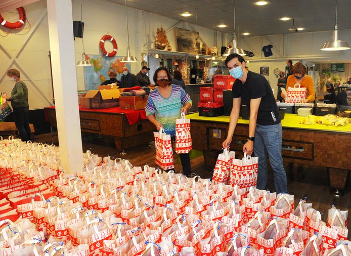 Kersttassen vullen in het zeemanshuis in Vlissingen-Oost. Links vrijwilligers Saskia Martherus en Max Tabak (rechts).