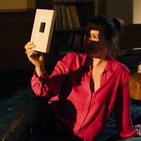 Een boek met een gat erin als venster op de wereld: Maud Vanhauwaert bundelt haar ‘De Morgen’-cursiefjes