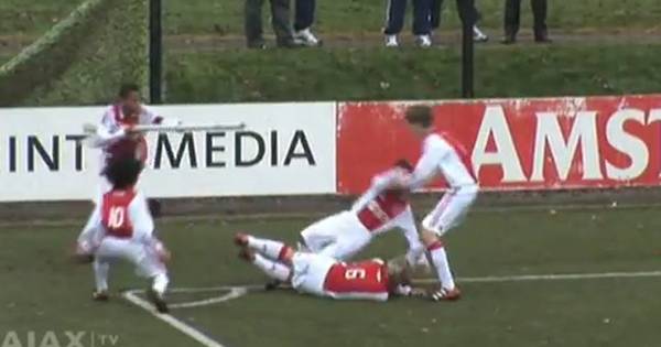 D Tjes Ajax Vieren Goal Met Cornervlag Als Mitrailleur Nederlands Voetbal Destentor Nl