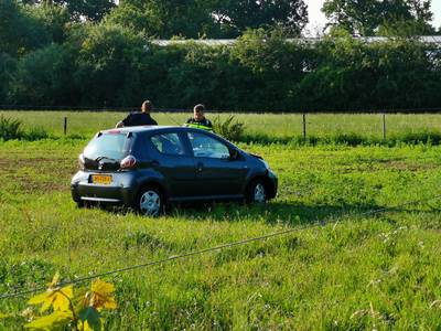 Auto belandt in weiland in Wageningen na botsing