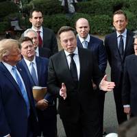 Elon Musk mag toekomstig oorlogsbeleid mee uittekenen voor de VS en kan zo zijn eigen technologie aanprijzen