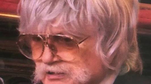 Man die viraal ging als ‘vermomde Meghan Markle’ tijdens kroning reageert: “In mijn tijd was deze look trendy”