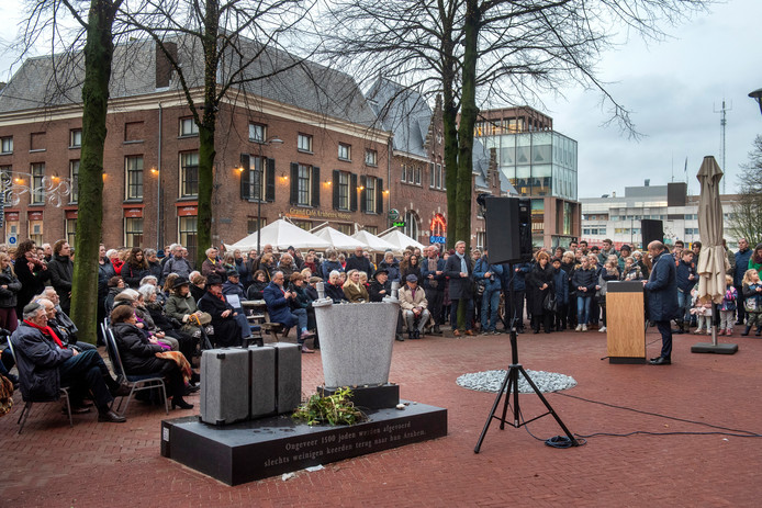 Holocaustherdenking op de Jonas Daniel Meijerplaats.