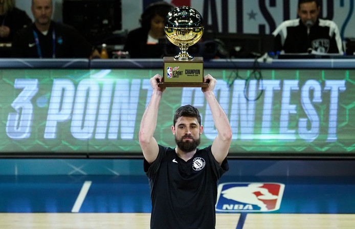 Joe Harris met zijn trofee.