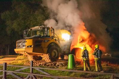 Dumpertruck zwaar beschadigd door brand bij recreatieplas Beek