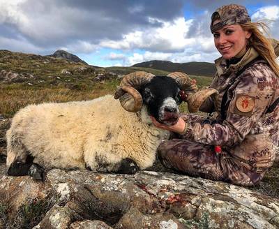 Tv-jager onder vuur na lachend poseren met gedode dieren