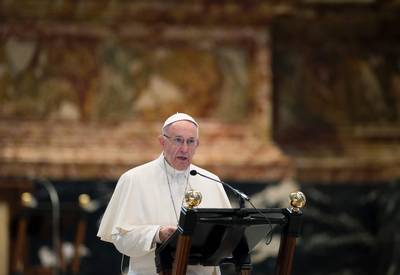 Paus waarschuwt bisschoppen Italië: Geen homo's in priesteropleiding