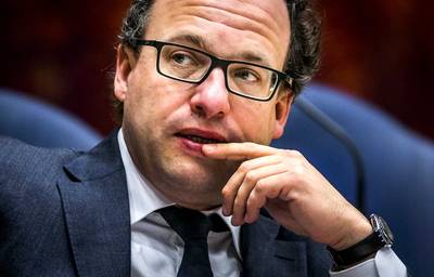 Minister: Tientallen taalscholen plegen fraude bij inburgeringsexamen