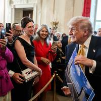 Nooit eerder verrijkte een Amerikaanse president zich zo schaamteloos als Donald Trump: ‘Hij vult zijn eigen zakken en van zijn familie en vrienden’