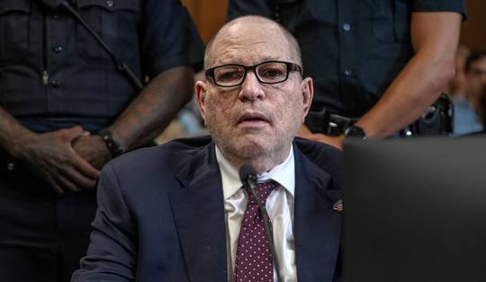 Harvey Weinstein krijgt 15 jaar cel voor aanranding nadat eerdere veroordeling werd vernietigd