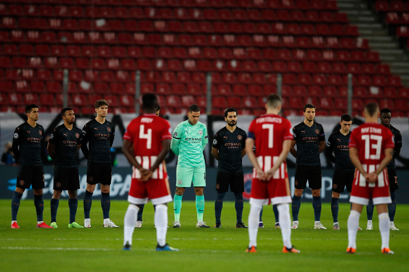 Tagliafico herdenkt Maradona met 'Live is Life' in Arena ...