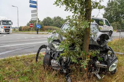 Automobiliste botst tegen boom in Ulvenhout, slachtoffer naar ziekenhuis