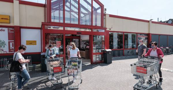 Verplicht mondkapje of niet, Nederlanders gaan gewoon de ...