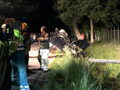 Auto ligt volledig in puin in sloot Lunteren, maar waar is het slachtoffer?