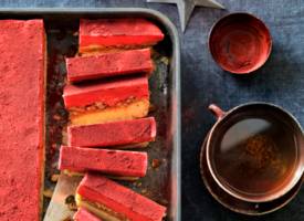 Millionaire shortbread met red velvet fudge