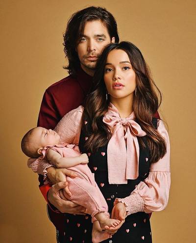 Bibi zwijmelt weg tijdens liefdesfotoshoot en Fajah baddert met rozenblaadjes