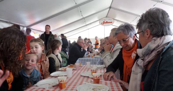 Koningsfeest Andel van start met dorpsontbijt
