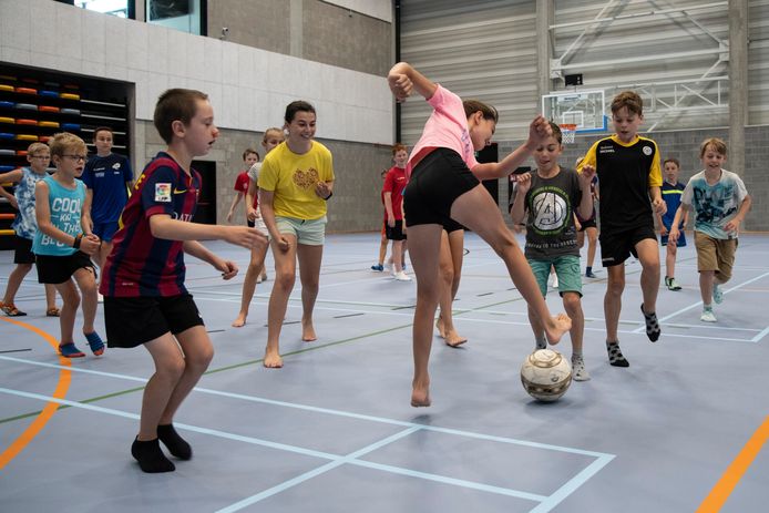 Dit meisje staat haar mannetje tijdens een potje voetbal in De Klodde.