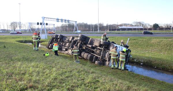 Vrachtwagen op zijn kant in sloot langs A2, afrit uren afgesloten - De Gelderlander