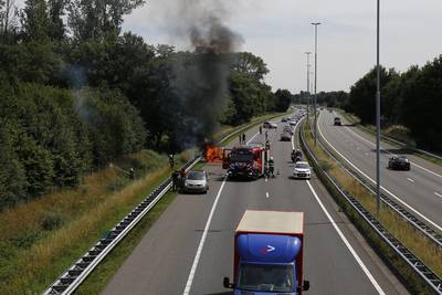 File op A73 door brandende auto bij Cuijk