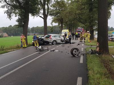 Weg bezaaid met brokstukken na frontale botsing op N319 bij Groenlo