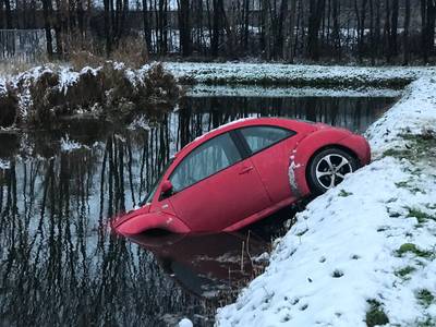 Driften op spekgladde parkeerplaats gaat mis: auto eindigt in water