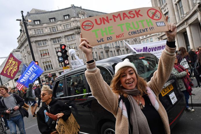Demonstranten op Oxford Street in Londen demonstreren tegen de coronarestricties in het Verenigd Koninkrijk.