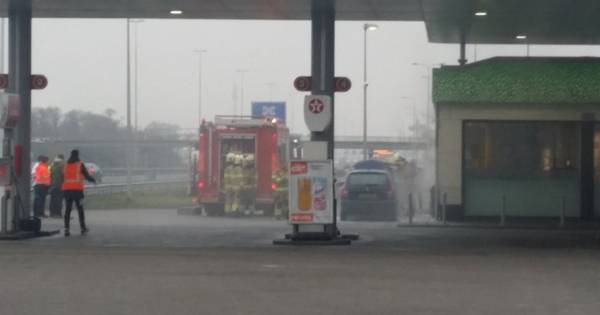 Auto in brand bij tankstation langs A50 bij Heteren