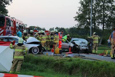 Vier zwaargewonden bij botsing tussen twee auto's