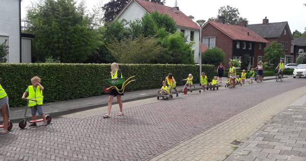 Deldense Kleuters verhuizen speelgoed
