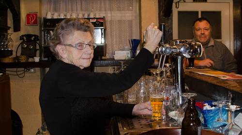 Cafébaas Agnes wordt 101, maar kreeg nog geen vaccin