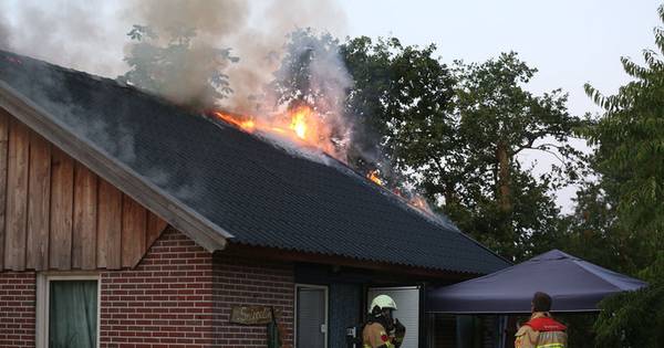 Bewoners vakantiehuis Hoge Hexel na brand noodgedwongen in hotel - Tubantia