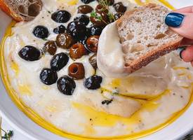 Uitgekeken op hummus? Dit TikTok-recept voor ‘whipped feta’ staat zó op tafel