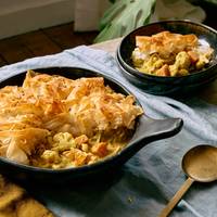 Een groentecurry met filodeeg en een snelle pampoencarbonara: dit is ons weekmenu