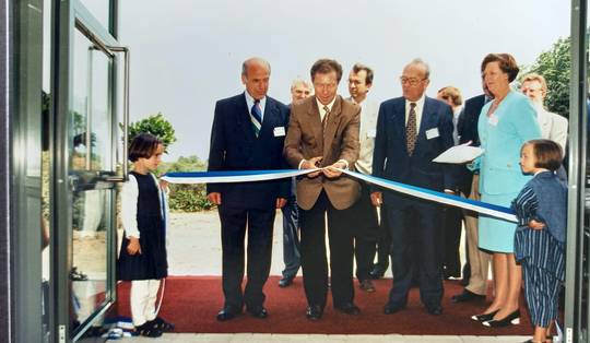 Geboren in een Limburgs gezin met dertien zonen begon de CVP'er aan zijn klim op de politieke ladder