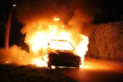 Auto vliegt tijdens rijden in brand in Kapel-Avezaath
