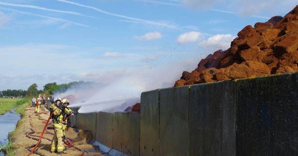 Brand bij Free Peat in Westerhaar moeizaam onder controle - Tubantia